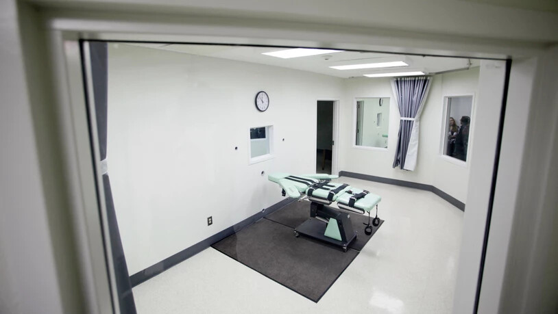 ARCHIV - Blick in die Hinrichtungskammer des San Quentin Gefängnis, in der mit Injektion Urteile vollstreckt werden. Foto: Eric Risberg/AP/dpa