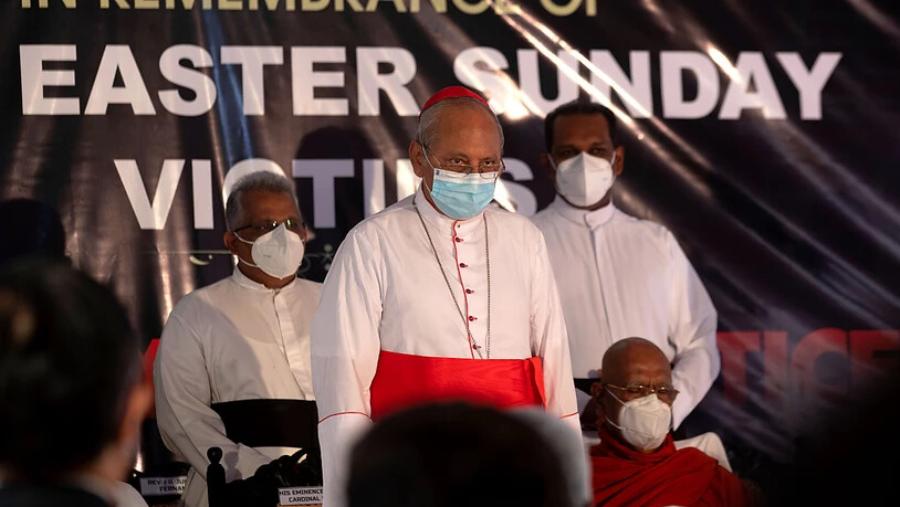 Kardinal Malcolm Ranjith (M), Erzbischof von Colombo, hält in der St. Anthony's Church während zwei Schweigeminuten in Gedenken an die Opfer der Anschläge vom Ostersonntag 2019 inne. Foto: Eranga Jayawardena/AP/dpa