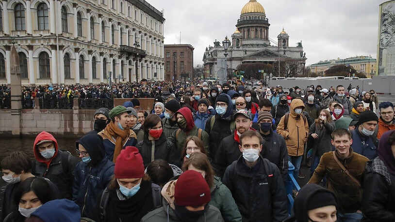 Russinnen und Russen gehen auf die Straße, um ihre Unterstützung für den inhaftierten Kremlkritiker Nawalny zum Ausdruck zu bringen. Foto: Dmitri Lovetsky/AP/dpa