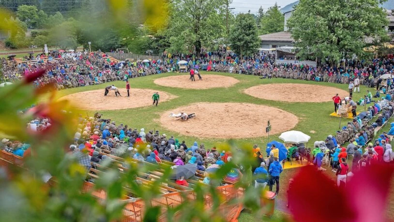 So soll es wieder werden: Die Organisatoren und der Glarner Schwingerverband hoffen, in diesem Jahr wieder ein Glarner-Bündner Schwingfest durchführen zu können – idealerweise mit vielen Zuschauern in der Schwingarena, wie hier 2017 in Niederurnen.