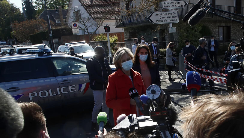Valerie Pecresse (M), Leiterin des Regionalrats der Ile de France, spricht mit Pressevertretern neben der Polizeistation in Rambouillet. Foto: Michel Euler/AP/dpa