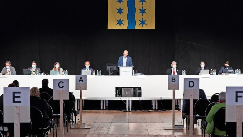 Zweiter Teil des Verhandlungsmarathons: Gemeindepräsident Thomas Kistler leitet am Dienstagabend die Gemeindeversammlung von Glarus Nord. 