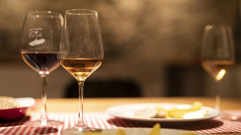 Die Corona-Pandemie hat sich auch auf den Weinkonsum ausgewirkt: Die Schweizer Bevölkerung hat 2020 viel weniger Wein getrunken.