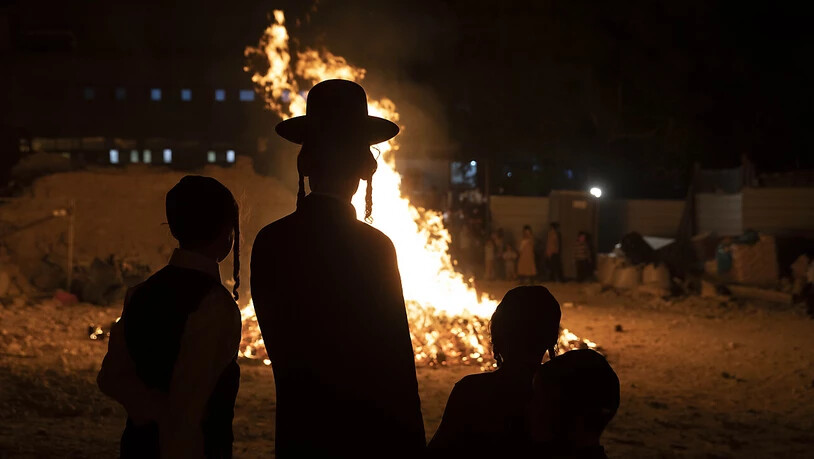 Ultra-orthodoxe Juden stehen neben einem Lagerfeuer in Jerusalem und zelebrieren den jüdischen Feiertag Lag Baomer. Bei einem Gedränge auf einem Fest in Meron im Norden Israels sind nach Angaben von Rettungskräften mehrere Menschen ums Leben gekommen…