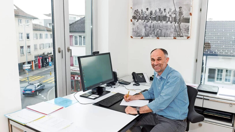 Arbeitsplatz mit Aussicht: Als Bauchef von Rapperswil-Jona kann Christian Leutenegger den Verkehr, ein konstantes Topthema in der Stadt, von seinem Büro aus täglich  beobachten.