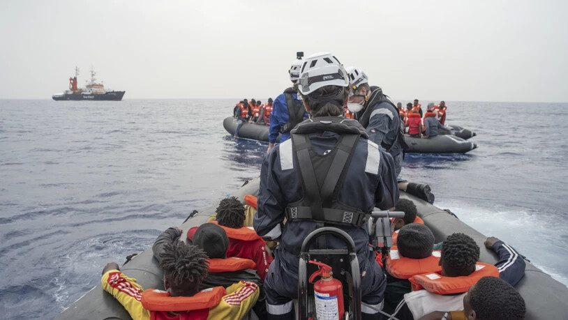 HANDOUT - Die Hilfsorganisation Sea-Watch bringt bei einem Rettungseinsatz im zentralen Mittelmeer Migranten in Sicherheit. Foto: Fabian Melber / Sea-Watch.Org/Sea-Watch.Org/dpa - ACHTUNG: Nur zur redaktionellen Verwendung im Zusammenhang mit der…