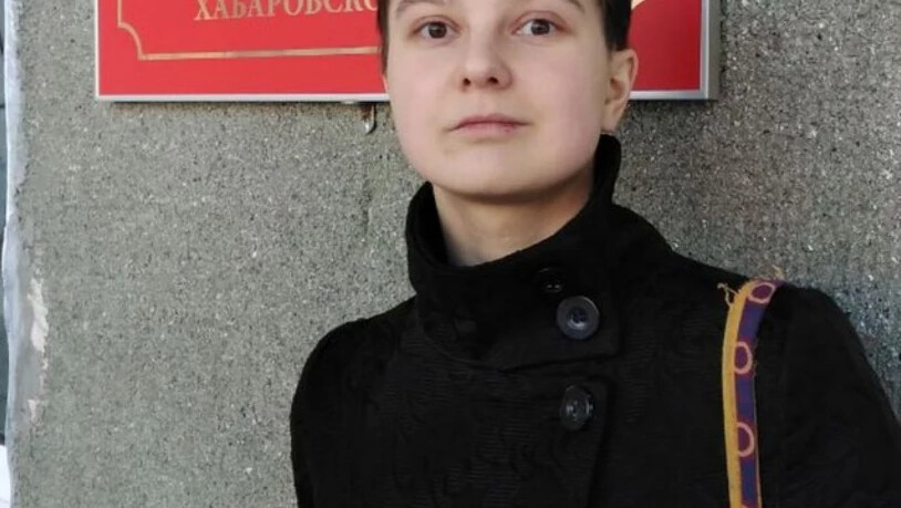 Das undatierte Foto zeigt Künstlerin Julia Zwetkowa während sie vor dem Komsomolsky Bezirksgericht des Chabarowsker Territoriums steht. Foto: ---/Julia Zwetkowa/dpa - ACHTUNG: Nur zur redaktionellen Verwendung und nur mit vollständiger Nennung des…