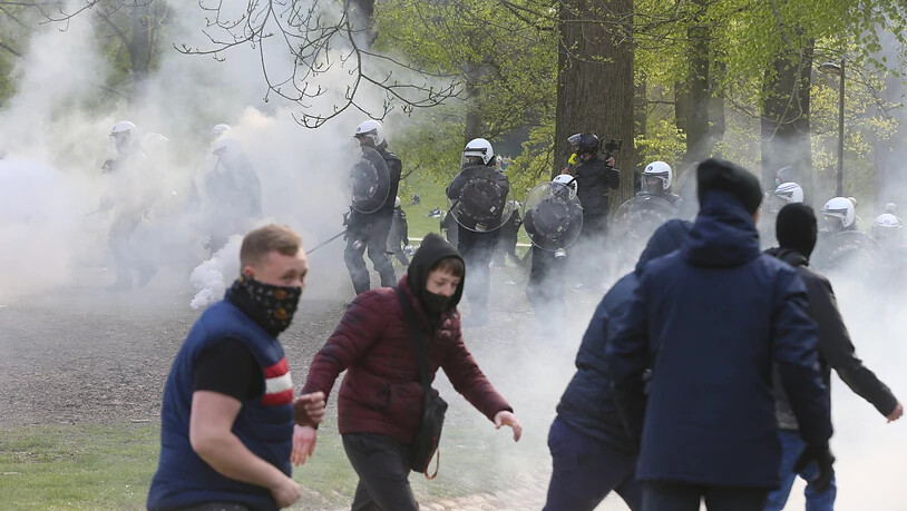 Polizisten stoßen mit Demonstranten im Brüsseler Stadtpark Bois de la Cambre zusammen. Foto: Nicolas Maeterlinck/BELGA/dpa