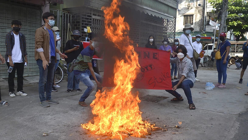 Bei den anhaltenden Protesten gegen die Militärjunta in Myanmar gibt es immer wieder Tote. Foto: Uncredited/AP/dpa/Archivbild