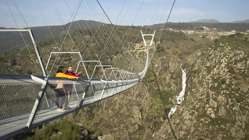 HANDOUT - Die 516 Meter lange Brücke im Norden Portugals führt in einer Höhe von 175 Metern über die steile Schlucht des Flusses Paiva. Foto: Stadtverwaltung Arouca/dpa - ACHTUNG: Nur zur redaktionellen Verwendung im Zusammenhang mit der aktuellen…