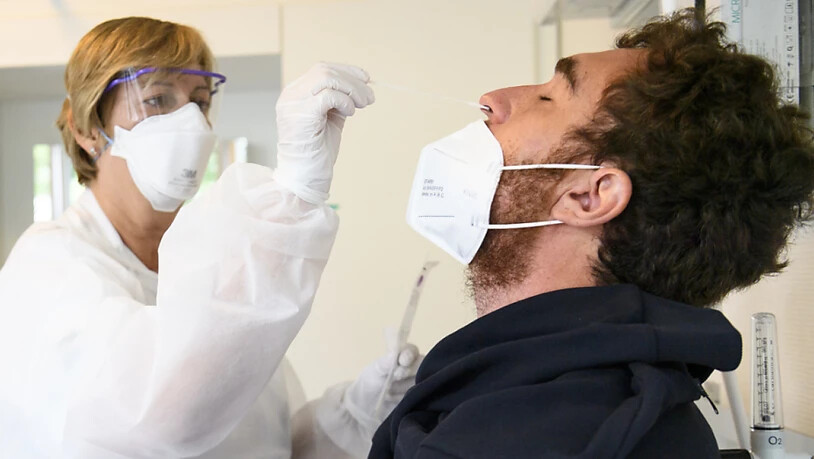 Eine Gesundheitsmitarbeiterin macht einen Nasenabstrich, um einen Patienten auf das Coronavirus Sars-CoV-2 zu testen. (Archivbild)