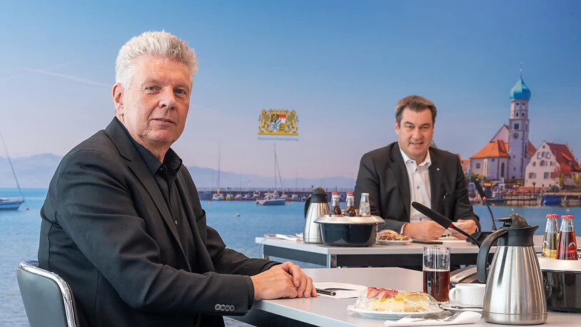 Dieter Reiter (l, SPD), Oberbürgermeister von München, und Markus Söder (CSU), Ministerpräsident von Bayern, unterhalten sich in der bayerischen Staatskanzlei zur diesjährigen Oktoberfest und zur Volksfest-Saison. Foto: Peter Kneffel/dpa
