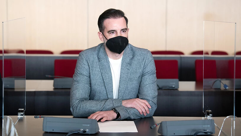 ARCHIV - Der angeklagte Christoph Metzelder, ehemaliger Fußball-Nationalspieler, sitzt in einem Saal des Amtsgerichts auf der Anklagebank. Das Urteil gegen Metzelder ist rechtskräftig. Die Staatsanwaltschaft habe ihre Berufung zurückgenommen und beide…