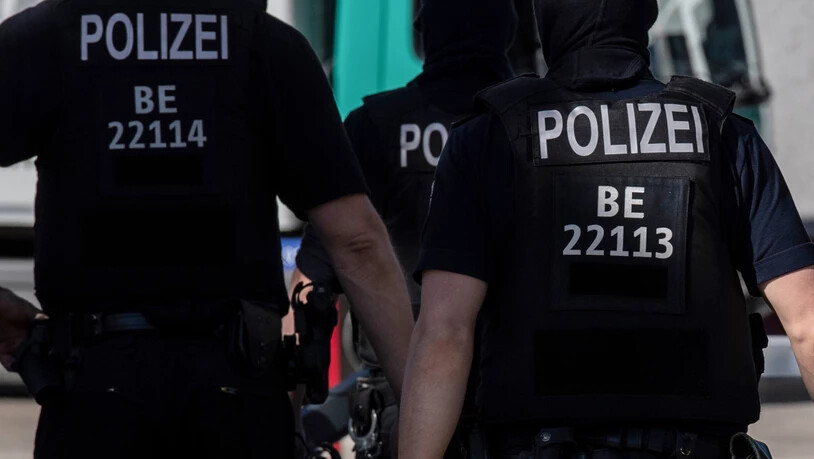 SYMBOLBILD - Die Berliner Polizei bei einem Einsatz. Foto: Paul Zinken/dpa