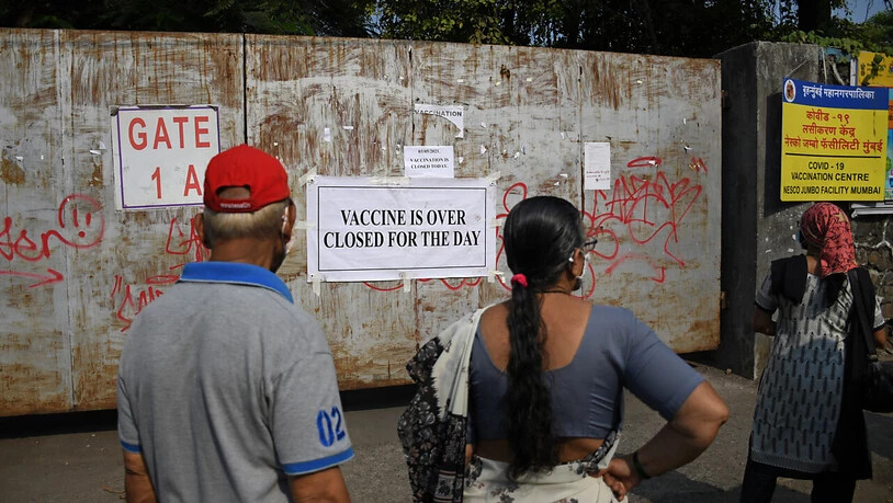 Menschen stehen vor dem geschlossenen Tor eines Impfzentrums in Mumbai. Foto: Ashish Vaishnav/SOPA Images via ZUMA Wire/dpa