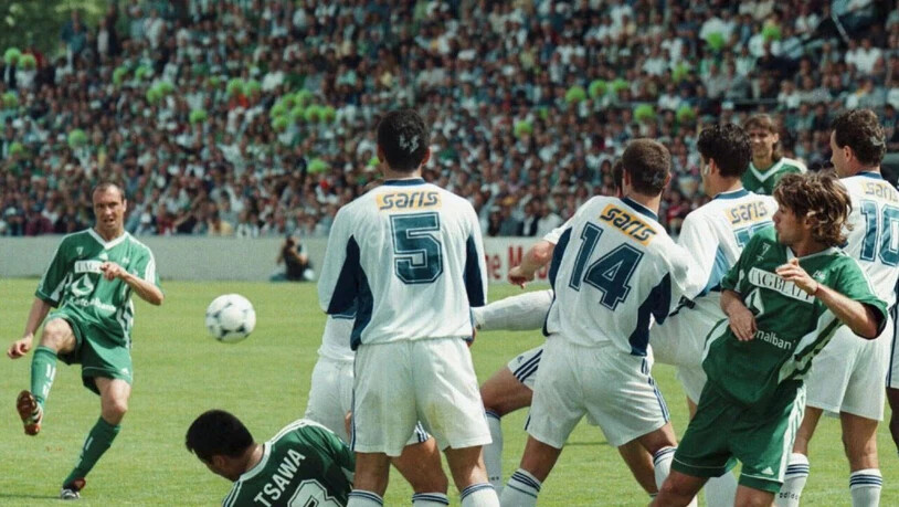 Hier sah es für St. Gallen im Cupfinal 1998 noch gut aus. Edwin Vurens (links) schiesst per Freistoss das 1:0 gegen Lausanne