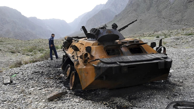Ein kirgisischer Polizist betrachtet einen verbrannten Panzer nahe der Grenze zwischen Kirgistan und Tadschikistan im Südwesten Kirgistans. Eine Wasserversorgungsanlage ist zum Mittelpunkt des blutigen Grenzkonflikts um den Zugang zu Wasserressourcen in…