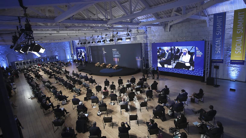 Regierungsmitglieder sitzen im Alfandega do Porto Congress Center bei der Eröffnungszeremonie des EU-Sozialgipfels. Foto: Luis Vieira/Pool AP/dpa