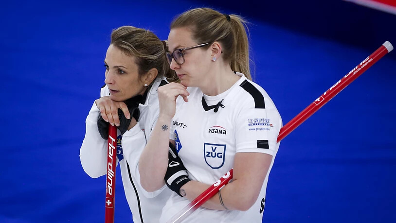 Spannung im Final: Silvana Tirinzoni (links) und Alina Pätz beobachten die Aktion der Russinnen