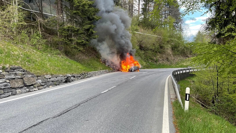 Vollbrand: Das Auto konnte gelöscht werden, zu einem Waldbrand kam es zum Glück nicht.