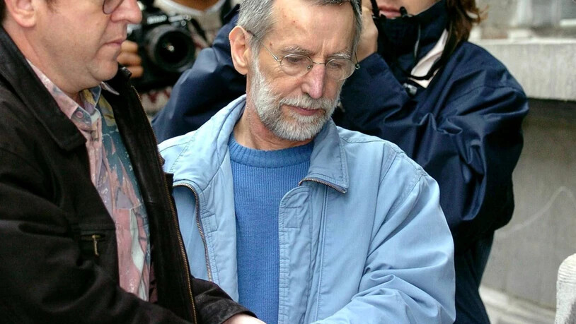 ARCHIV - Der französische Serienmörder Michel Fourniret (M) wird in Gerichtsgebäude gebracht. Der 79-Jährige starb am 10.Mai im Krankenhaus, wie die französische Nachrichtenagentur AFP unter Berufung auf die Staatsanwaltschaft berichtete. Foto: Boucau…