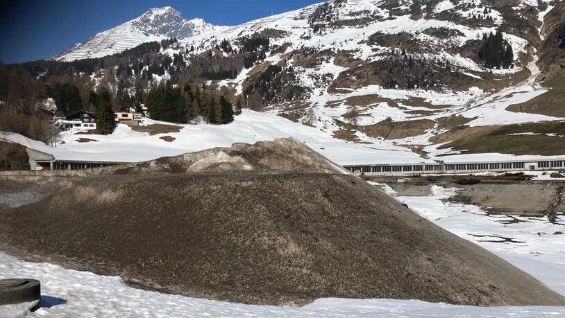 Eine Augenweide ist der Schneehaufen am Davosersee wahrlich nicht.