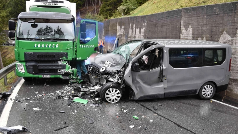Der Kleinbus des Schweizer Militärs wurde bei der Kollision mit dem Lastwagen schwer demoliert.