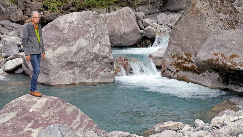 Daniel Kunz inmitten einer Naturbühne. 