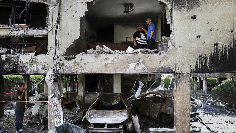 Mitglieder der Familie Sror inspizieren den Schaden an ihrer Wohnung, nachdem diese von einer aus dem Gazastreifen abgefeuerten Rakete getroffen wurde. Foto: Oded Balilty/AP/dpa