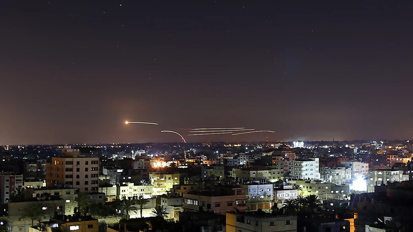 Raketen erhellen den Nachthimmel, als sie von Khan Younis im südlichen Gazastreifen in Richtung Israel abgefeuert werden. Foto: Yasser Qudih/APA Images via ZUMA Wire/dpa
