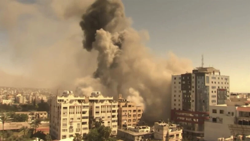 Ein Gebäude, in dem verschiedene internationale Medien untergebracht sind, darunter auch die Associated Press, stürzt nach einem israelischen Luftangriff ein. Berichten zufolge wurden die Bewohner zuvor aufgefordert, das Gebäude zu verlassen. Foto:…
