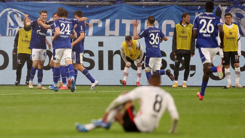 Frankfurt strauchelt beim Absteiger: Hinten jubeln die Schalker, vorne sitzt Djibril Sow am Boden