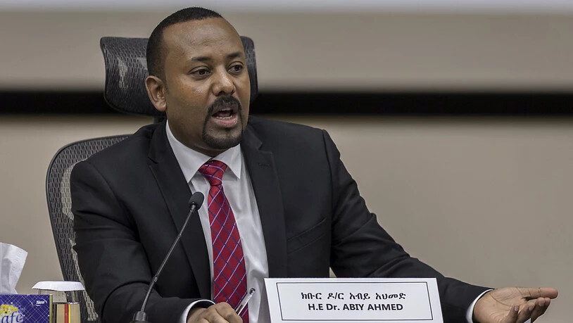 ARCHIV - Äthiopiens Premierminister Abiy Ahmed reagiert auf Fragen von Parlamentsmitgliedern im Büro des Premierministers. Äthiopien hat die zuletzt für den 5. Juni angesetzte Parlamentswahl erneut verschoben. Foto: Mulugeta Ayene/AP/dpa