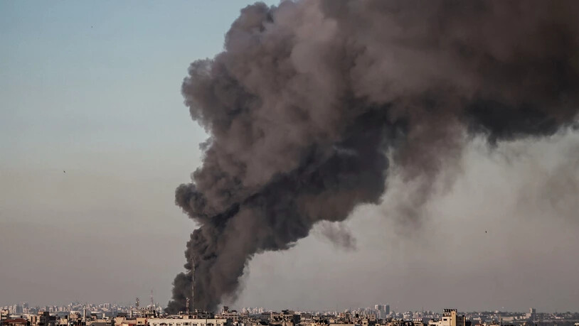 Dichter Rauch steigt nach mehreren israelischen Luftangriffen über den Gebäuden der Stadt auf. Foto: Mohammed Talatene/dpa