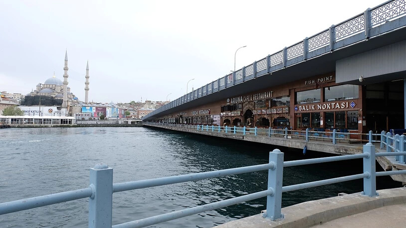 Blick auf Restaurants unter der Galata-Brücke in Istanbul. Foto: Mirjam Schmitt/dpa