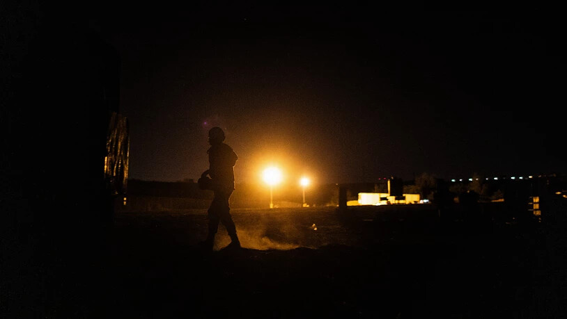 Ein israelischer Soldat bedient eine militärische Batterie von einer Position an der Grenze zwischen Israel und dem Gazastreifen. Foto: Ilia Yefimovich/dpa