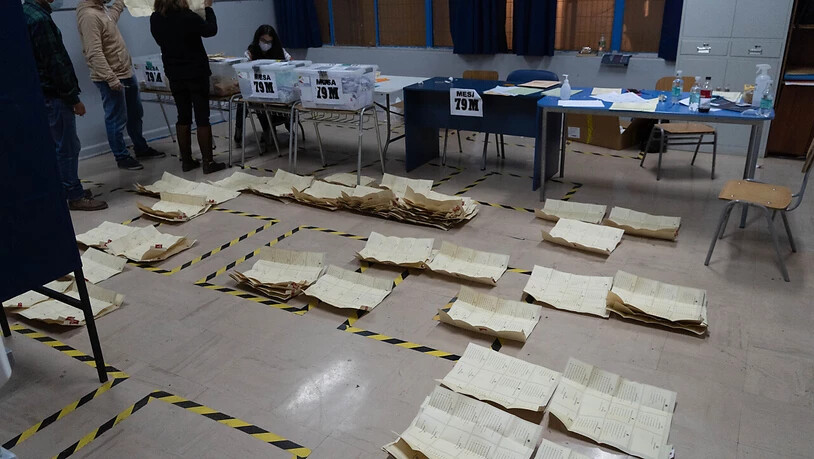 Die Stimmenauzählung nach der Wahl in einer Schule in Santiago. Foto: Matias Basualdo/ZUMA Wire/dpa