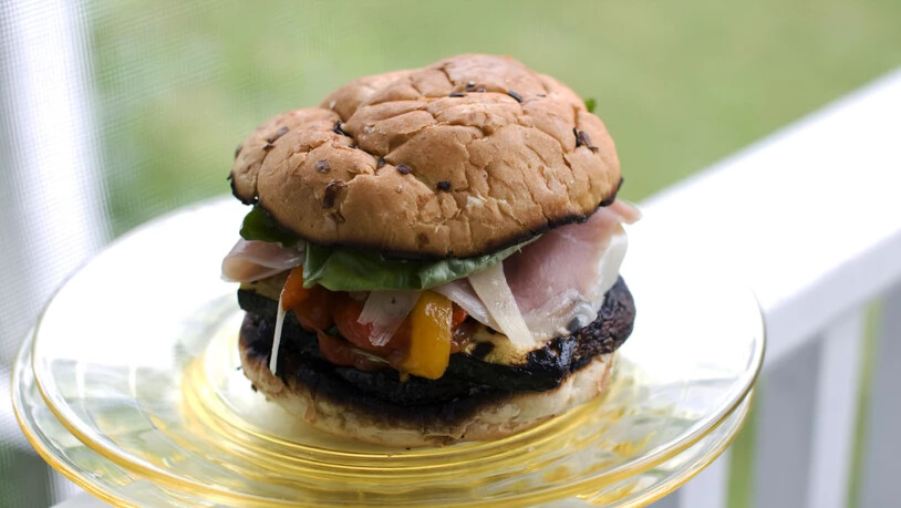 Burger aus pflanzlichen Produkten sind bei Schweizerinnen und Schweizern besonders beliebt. (Symbolbild)