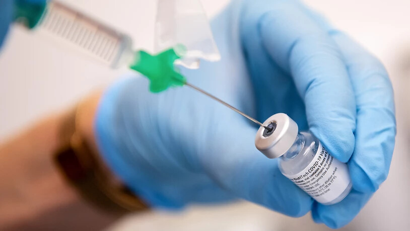 ARCHIV - Eine Klinik-Mitarbeiterin zieht den Covid-19 Impfstoff von Biontech/Pfizer für eine Impfung auf eine Spritze. Foto: Sven Hoppe/dpa - ACHTUNG: Dieses Foto hat dpa bereits im Bildfunk gesendet