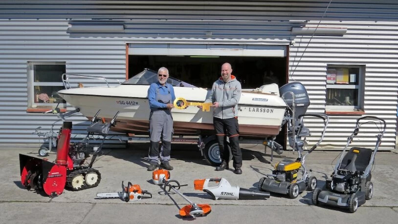 Schlüsselübergabe: Karl Gallati (links) übergibt nach über zwei Jahrzehnten das Geschick seiner Firma Jakob Hauser+Sohn in die Hände von Mischa Hitz. Pressebild