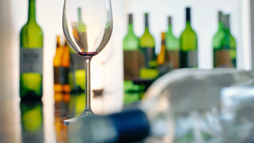 Schweizerinnen und Schweizer trinken Kopf und Jahr durchschnittlich 11,5 Liter reinen Alkohol. (Symbolbild)