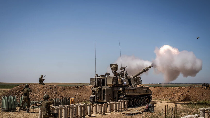 Eine israelische Artillerie feuert von einer Position an der Grenze zwischen Israel und Gaza in der Nähe von Sderot in Richtung des Gazastreifens. Foto: Ilia Yefimovich/dpa