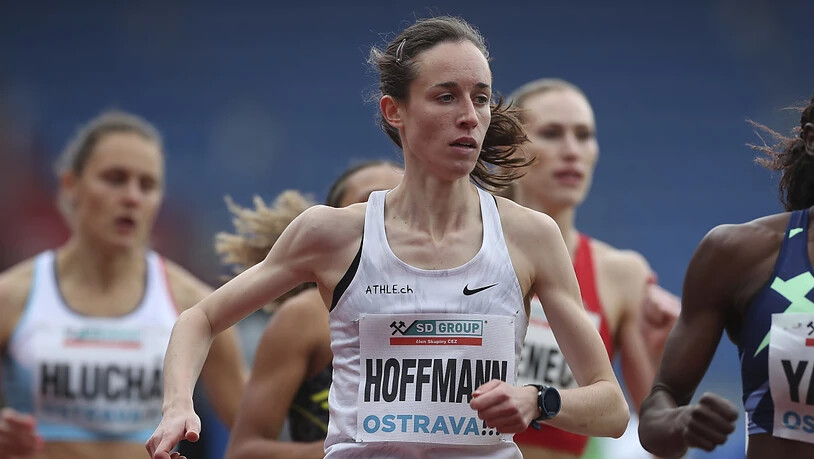 Lore Hoffmann behauptet sich im Feld der 800-m-Läuferinnen.