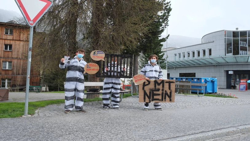 Gekleidet in Sträflingsuniformen und mit einem Karton-Gefängnis werben die jungen Juso-Mitglieder für ein Nein zum PMT-Gesetz.