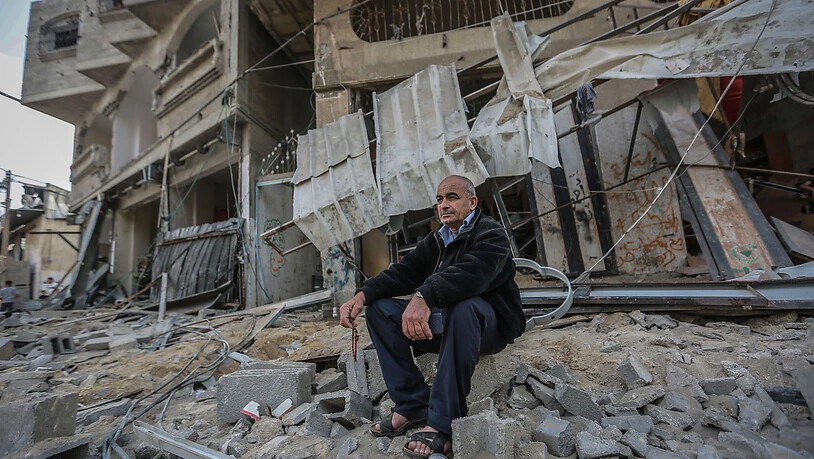 dpatopbilder - Ein Palästinenser inspiziert einen beschädigten Ort nach israelischen Luftangriffen. Foto: Mohammed Talatene/dpa