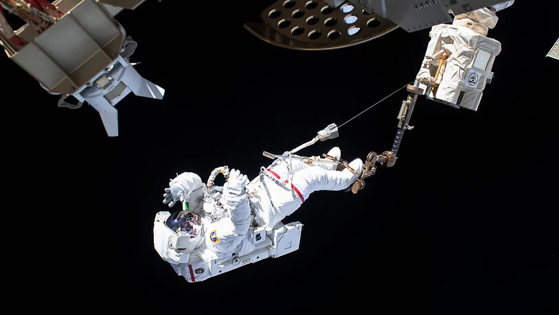 ARCHIV - Ein ESA-Astronaut bei einem Außeneinsatz an der Internationalen Raumstation ISS. Foto: ---/Nasa/dpa - ACHTUNG: Nur zur redaktionellen Verwendung und nur mit vollständiger Nennung des vorstehenden Credits