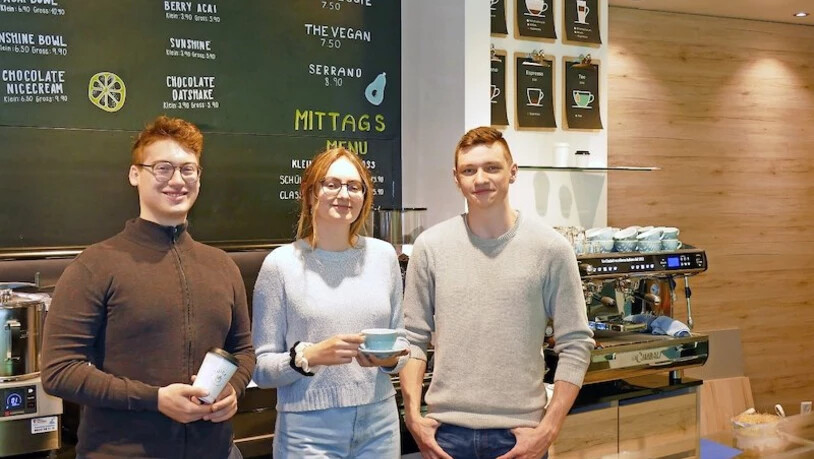 Bereit: Gianmarco Hodel (von links), Venus Mijatovic und Michi Jakober wollen ab Mitte Juni mit ihrem Café durchstarten.