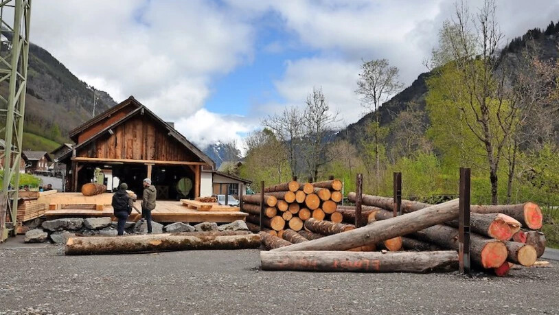 Jetzt wird wieder in die Hände gespuckt: Die Bandsäge der Dorfsägerei Elm ist in Betrieb und soll das noch lange bleiben. Die Initianten können sich längerfristig auch eine touristische Nutzung vorstellen.