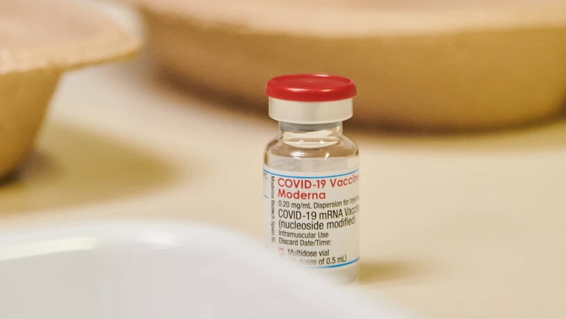 ARCHIV - Ein Fläschchen mit dem Corona-Impfstoff von Moderna steht in der neu eröffneten Impfstelle im Kriminalgericht Moabit. Nach dem deutschen Hersteller Biontech und seinem US-Partner Pfizer will auch das US-Unternehmen Moderna für seinen Corona…