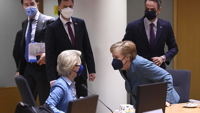 Bundeskanzlerin Angela Merkel spricht mit Ursula von der Leyen, Präsidentin der Europäischen Kommission, während des EU-Gipfels. Thema am zweiten Tag des Treffens sind unter anderem die Corona-Pandemie und der Klimaschutz. Foto: John Thys/Pool AFP/AP/dpa…